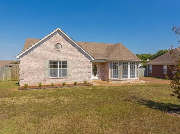 290 Village Dr, Oakland, TN 38060