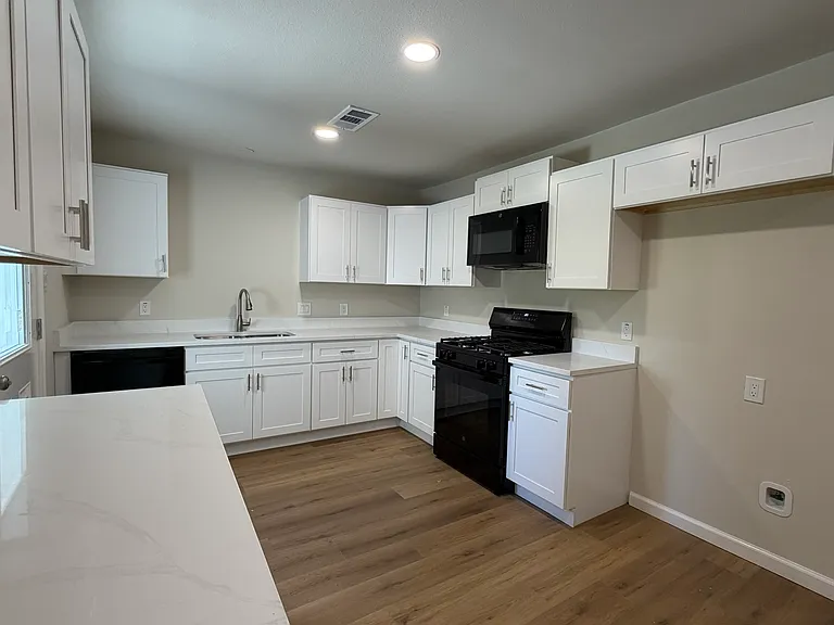 6812 Lakeside Dr — Photo 3