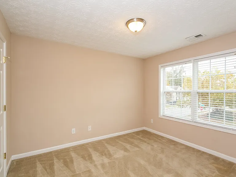 1000 Maple Leaf Dr — Photo 11