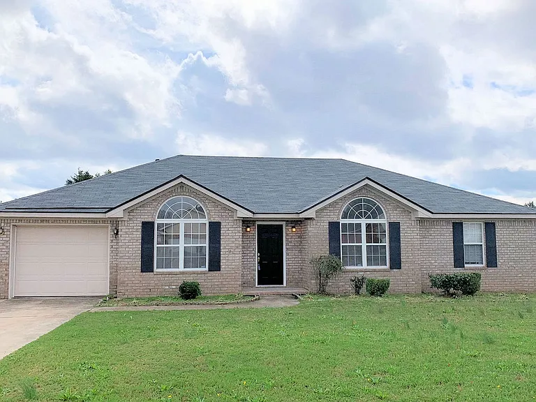 225 Taylor Cir — Photo 1