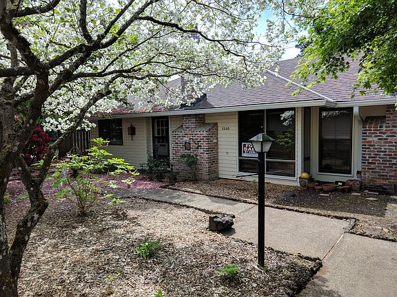 Entry on Mayfair Ct.