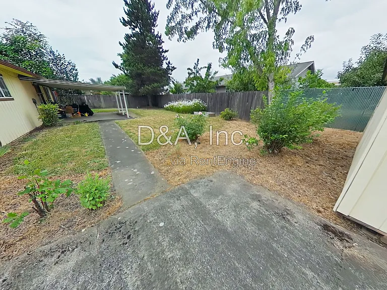1914 NW Division St — Photo 12