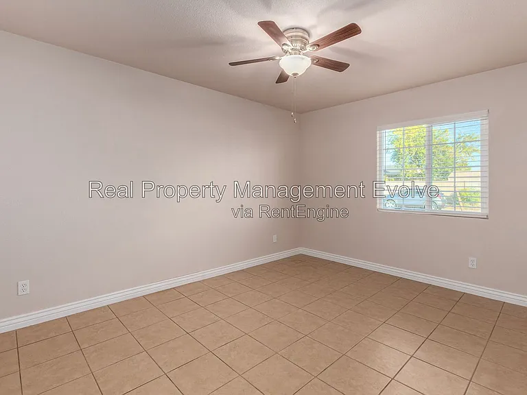5438 S 46th Pl — Photo 17