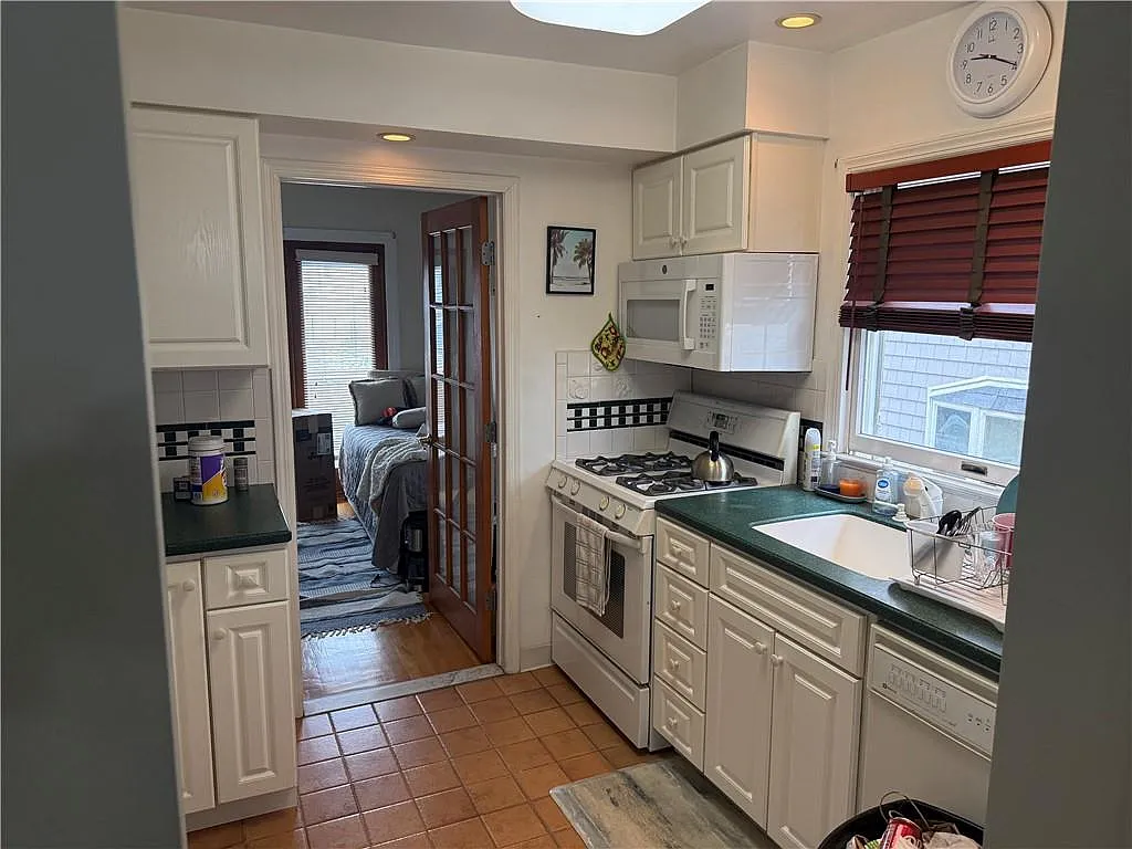 2 bed, 1.0 bath, 900 sqft, $3,600 — Photo 2