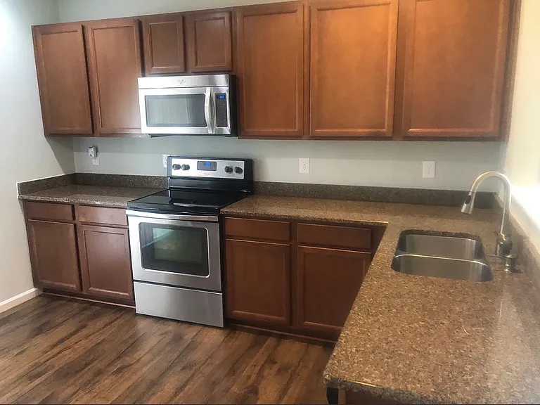 1009 Farm Pond Rd — Photo 2