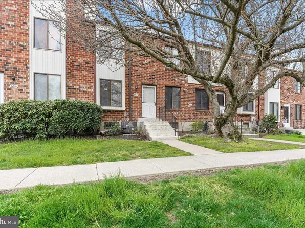 6611 Hilltop Dr, Brookhaven, PA 19015