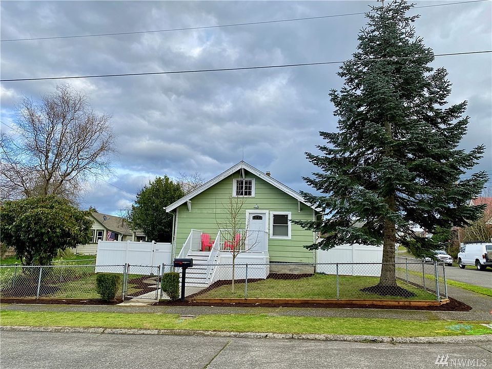 Welcome to 702 Pennsylvania Ave in Bremerton WA