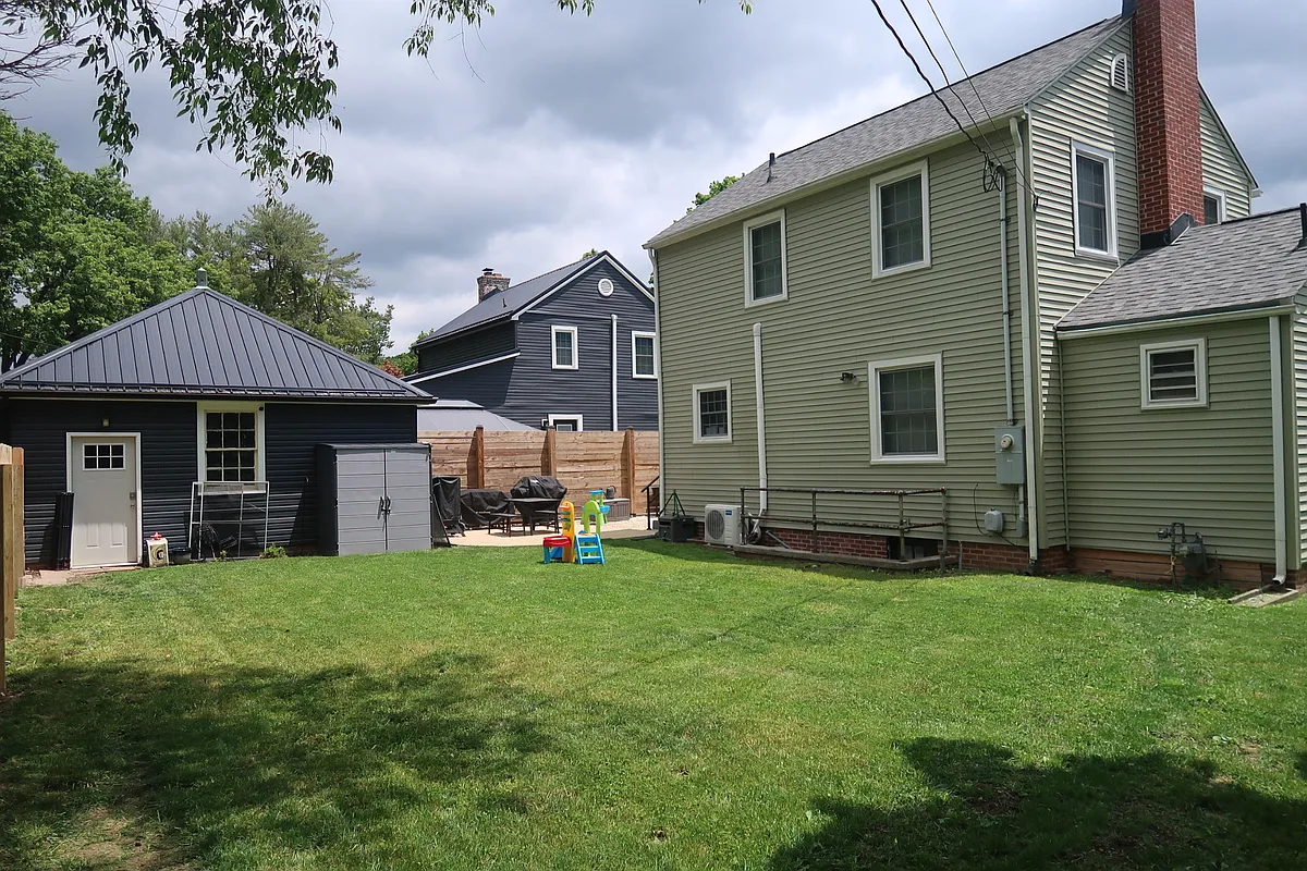 Building Photo - 203 Macarthur Ave