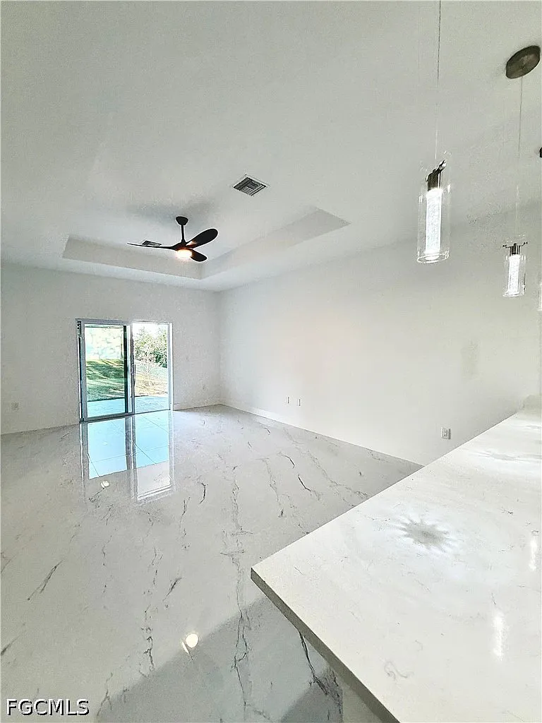 3 bed, 2.0 bath, 1830 sqft, $2,000 — Photo 3