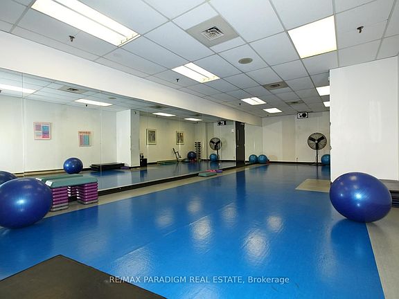4th image of 717 Bay St #1903