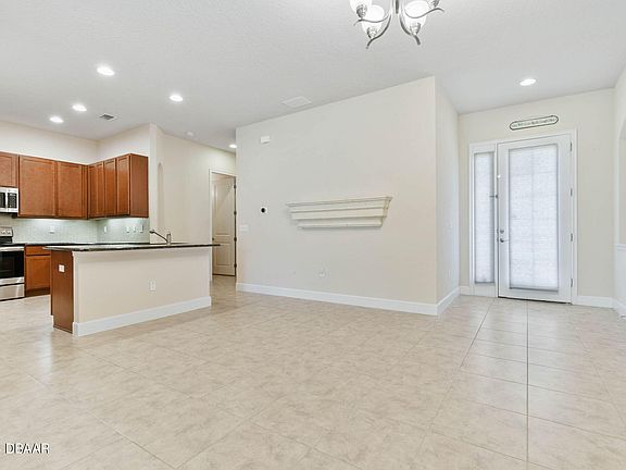5th image of 714 Aldenham Ln