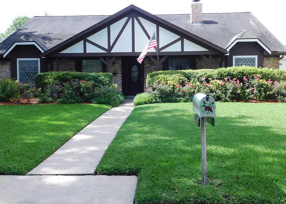 Nicely landscaped home on a no thru street.
