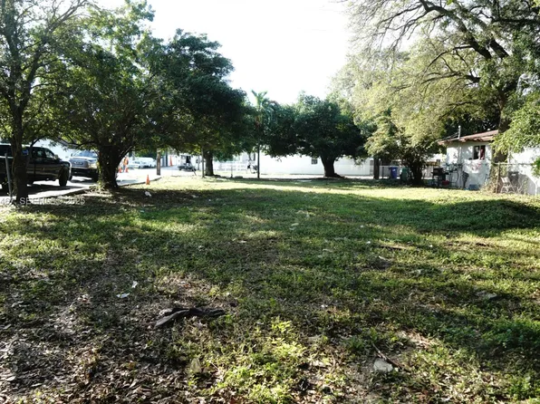 801 NW 80th St, Miami, FL 33150