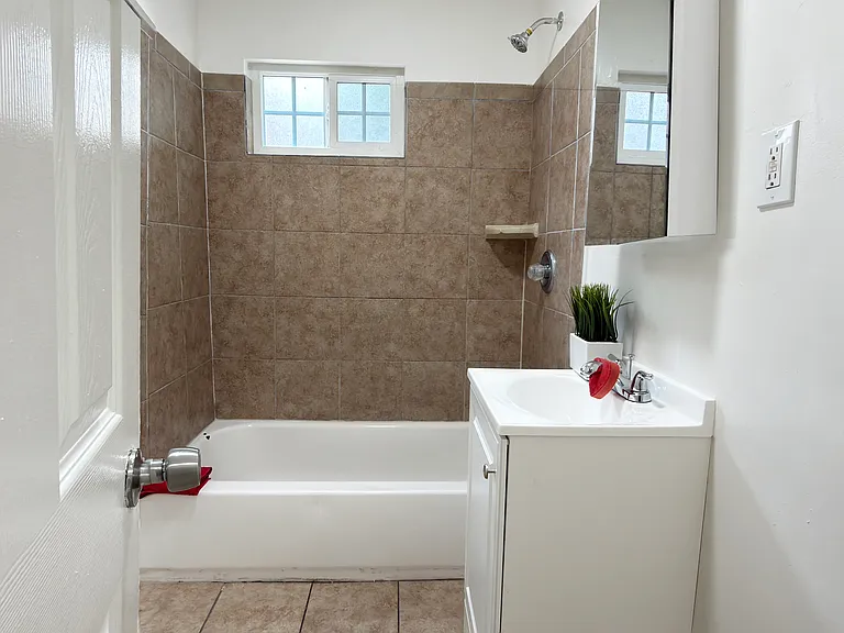 2021 Pine Ave #1 — Photo 13