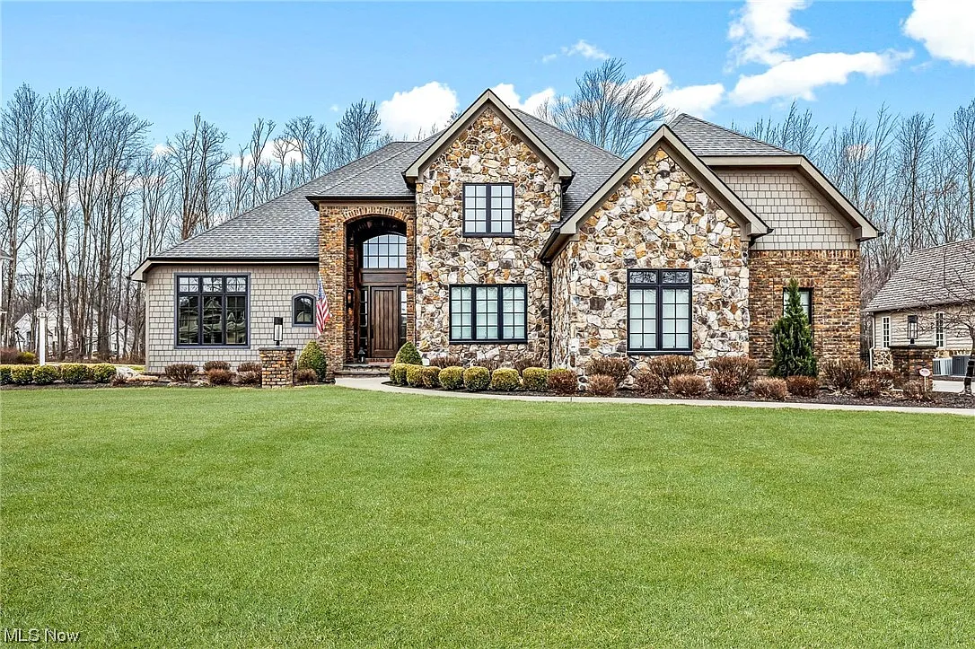 2844 Waterfall Way photo 1