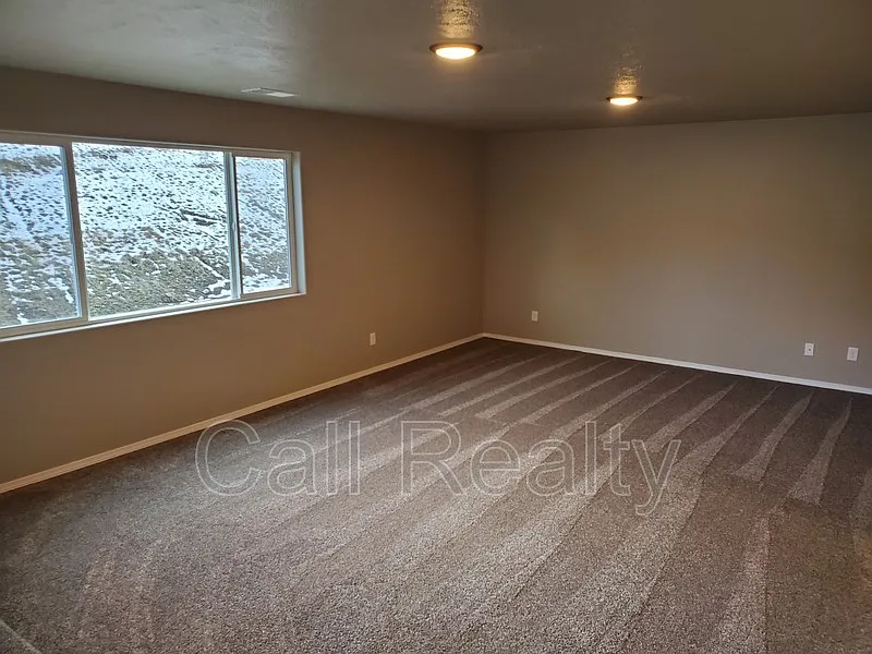 3 bed, 2.5 bath, 1942 sqft, $2,650 — Photo 2
