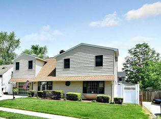 25 Hunter Ln, Levittown, NY 11756