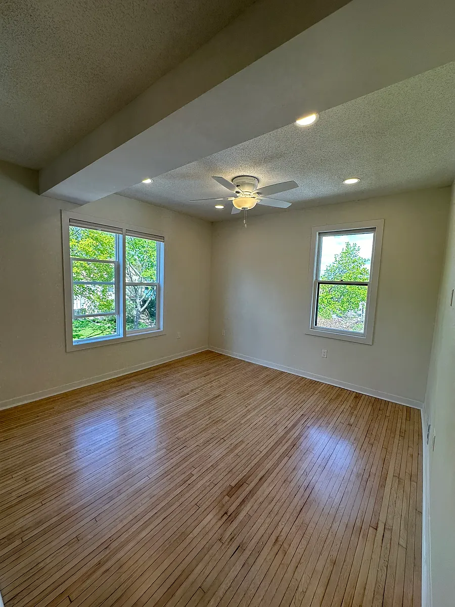 Building Photo - 152 Winifred St W #2