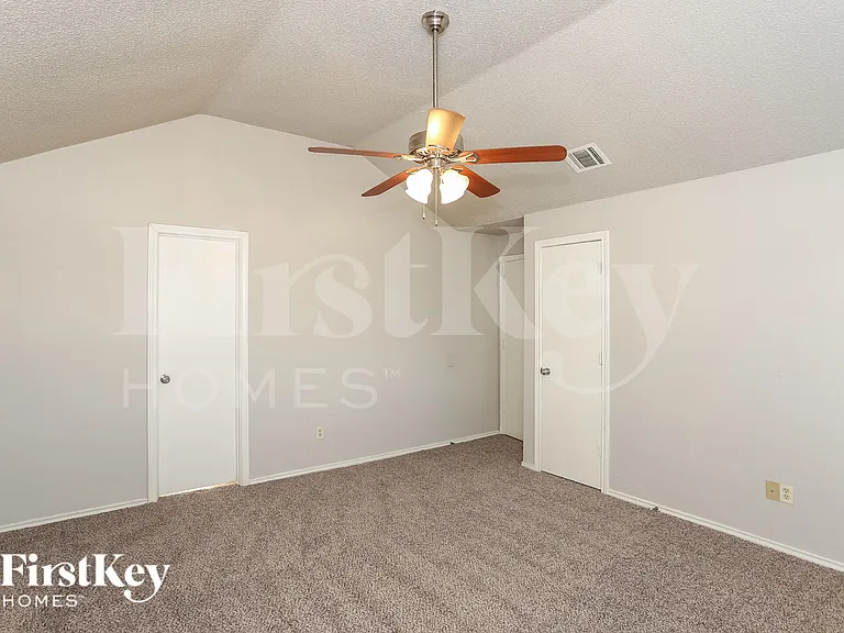 2321 Lakeshore Ln — Photo 9