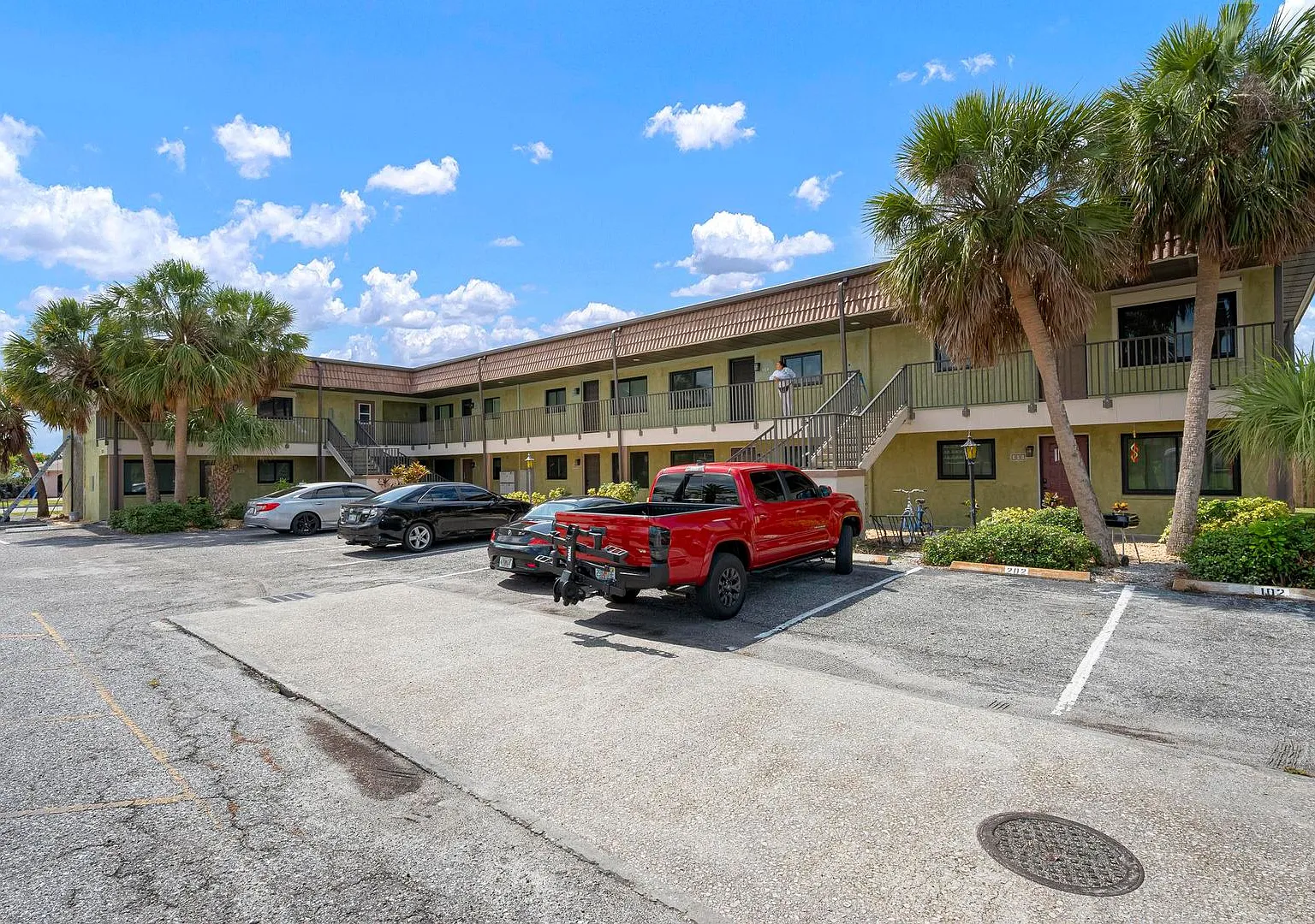 Gorgeous Fully Renovated 1st Floor 2 Bedroom 1 Bathroom Condo Located Just 5 Minutes From Venice ... — Photo 2