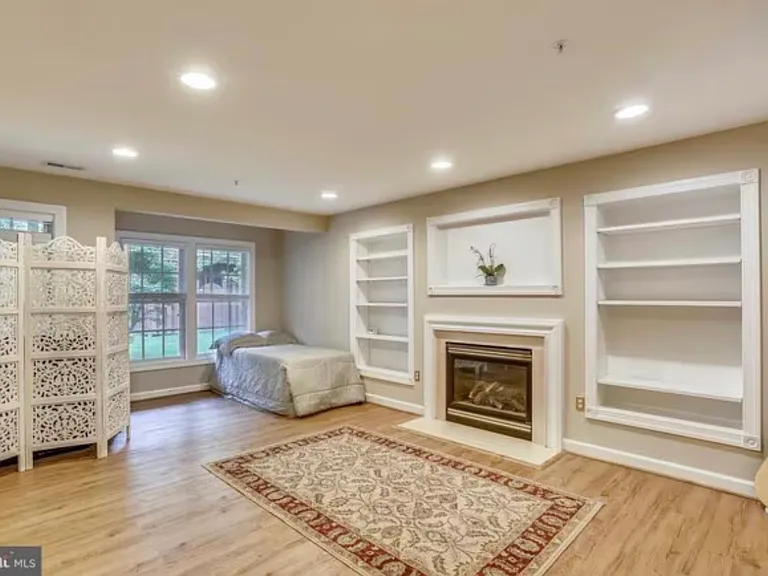 8 Rockingham Ct — Photo 2