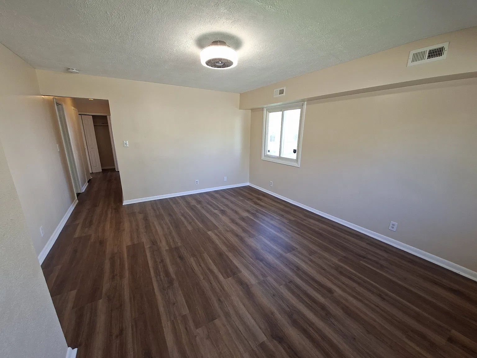 3 bed, 988 sqft, $1,400 — Photo 2