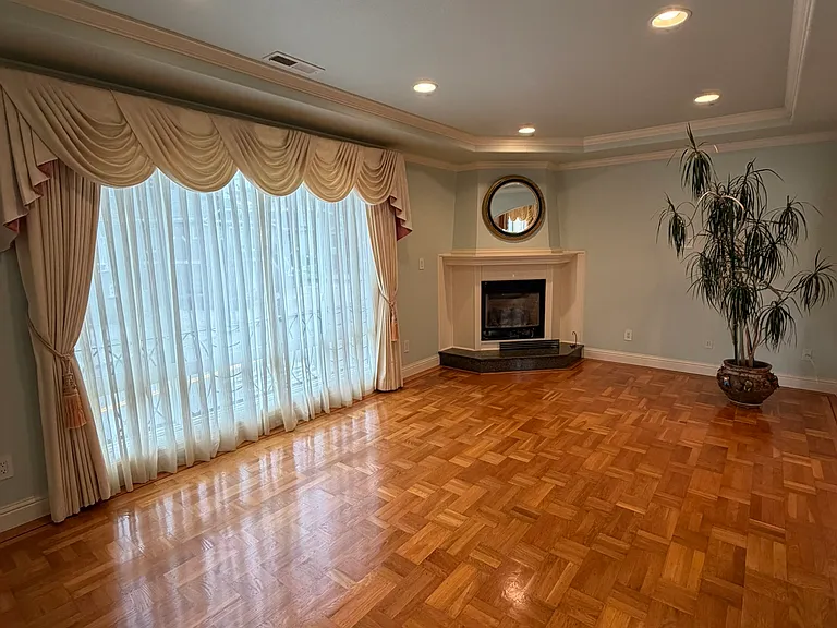 610 Prague St — Photo 2