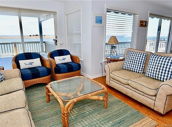 4th image of 810 West Ave