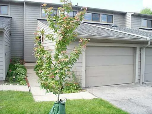 606 Peninsula Ct, Ann Arbor, MI 48105