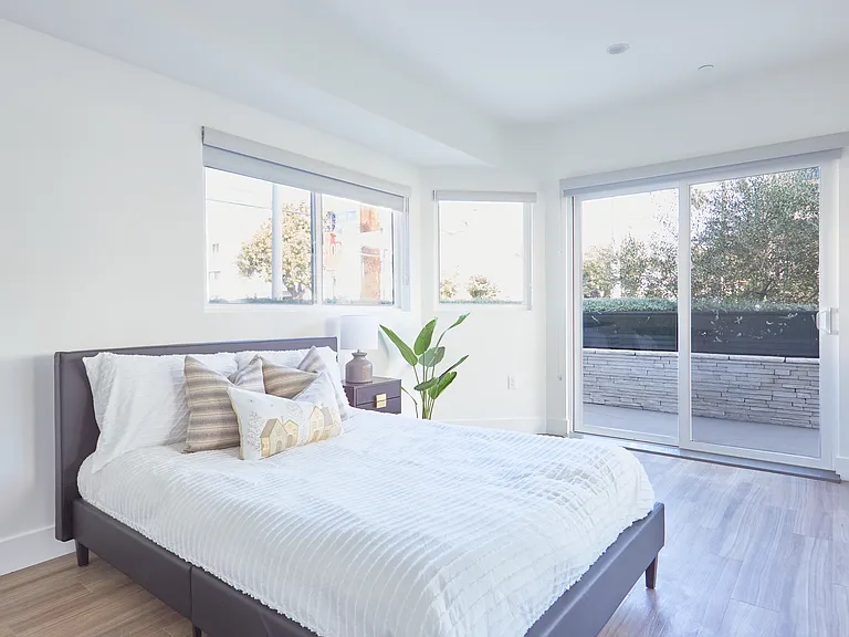 1515 Colby Ave — Photo 6