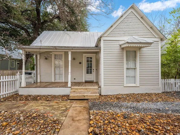 906 E CARSON ST, San Antonio, TX 78208