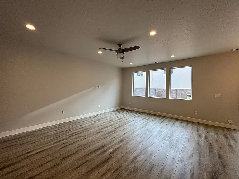 1085 S 4380 W — Photo 32