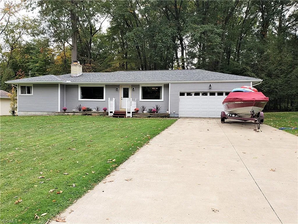 3850 Southwood Dr SE photo 1