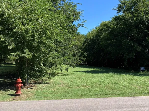 705 College St, Grandview, TX 76050