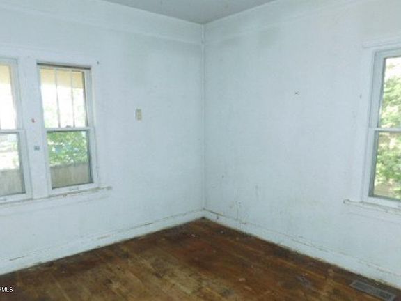 3rd image of 1801 W Greenway St