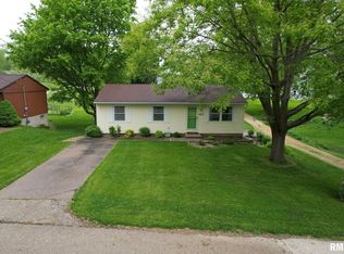 413 Dodge St, Le Claire, IA 52753
