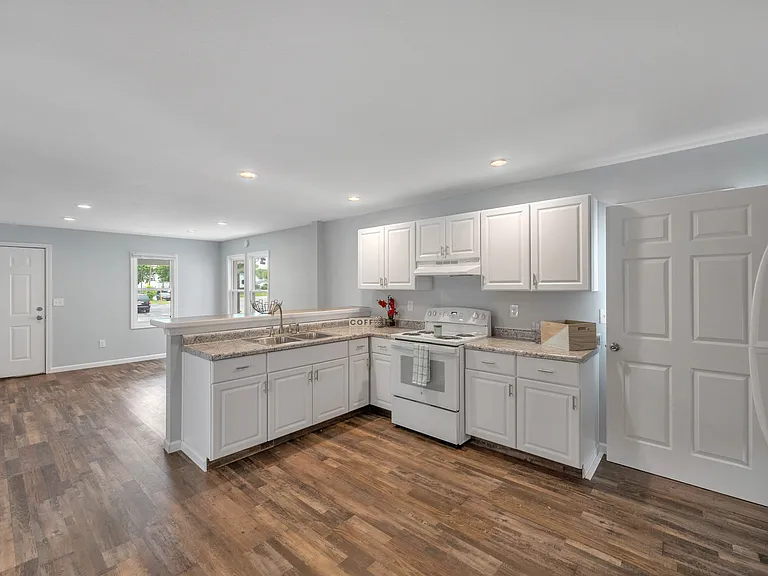 905 Woodsdale Ave — Photo 4
