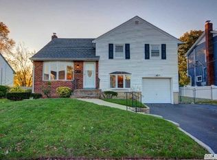 24 Elizabeth Dr, Bethpage, NY 11714