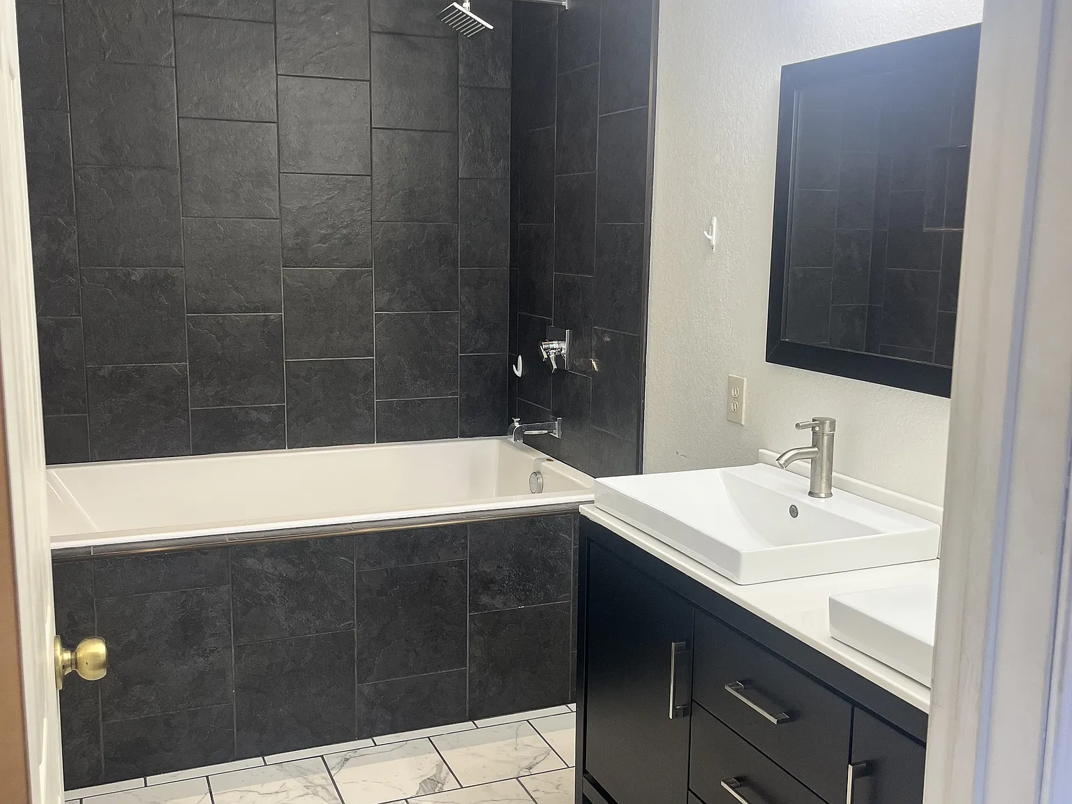 3 bed, 2.5 bath, 2177 sqft, $2,100 — Photo 2
