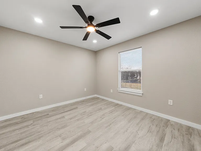 1905 Sanger Ave — Photo 16