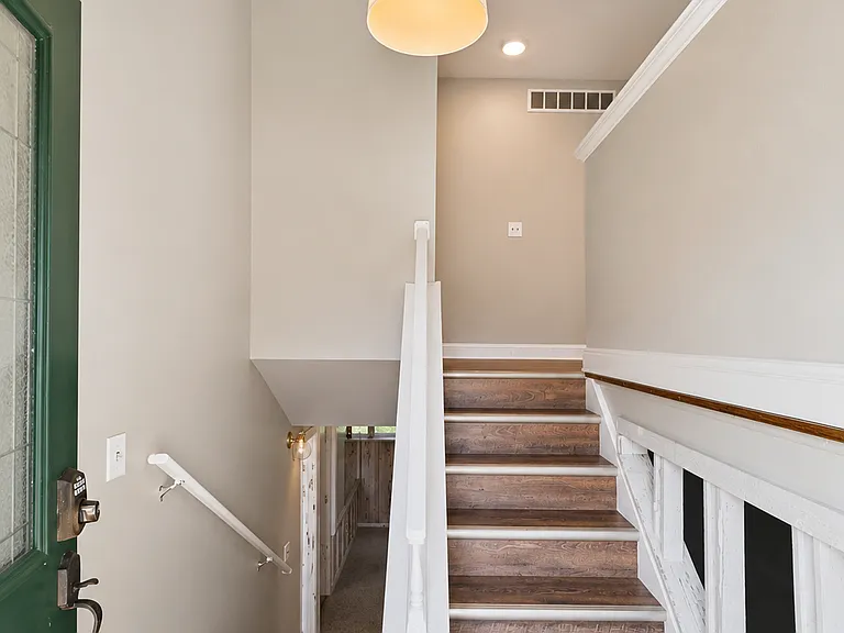 1431 Meadow Dr — Photo 3