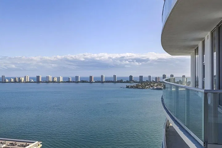 220 Lake Shore Dr #2305