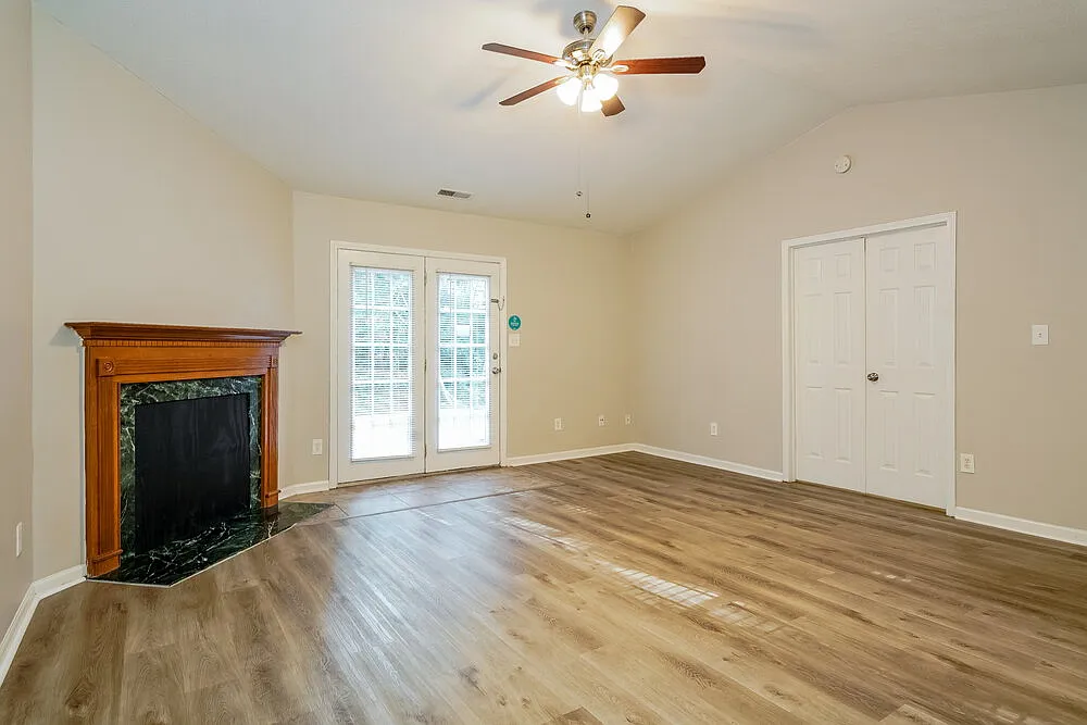 3 bed, 2.0 bath, 1306 sqft, $2,430 — Photo 3
