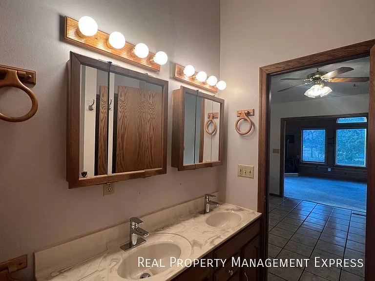 4409 E 20th St — Photo 14