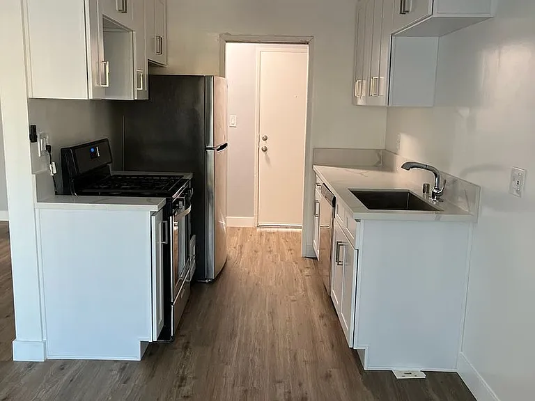 Roscoe Apartments — Photo 17