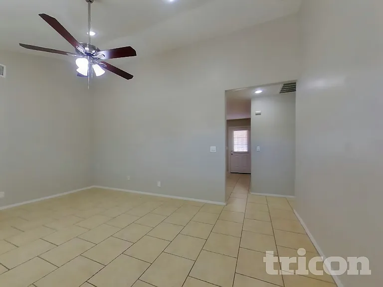3234 W Larkspur Dr — Photo 3
