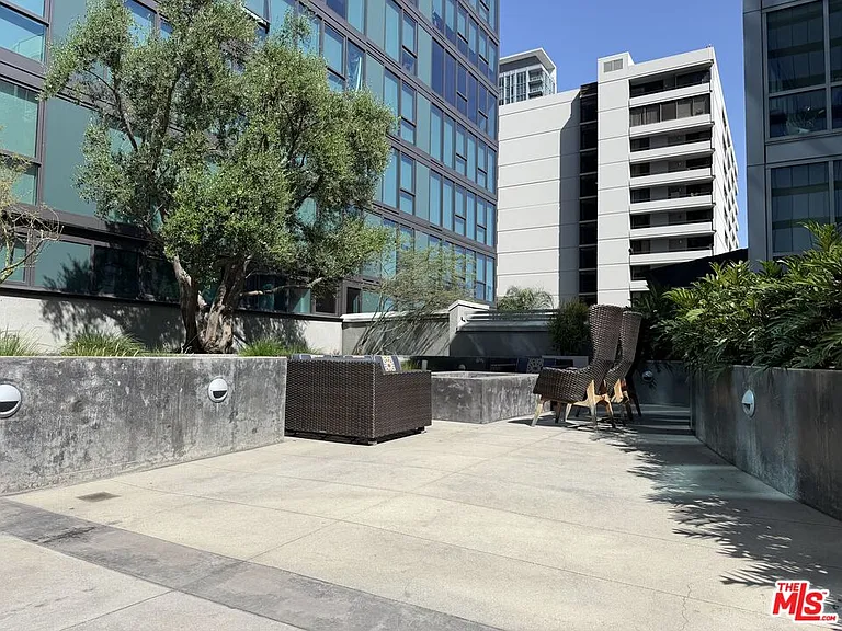 901 S Flower St #613 — Photo 34