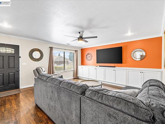 5th image of 586 Colusa Way