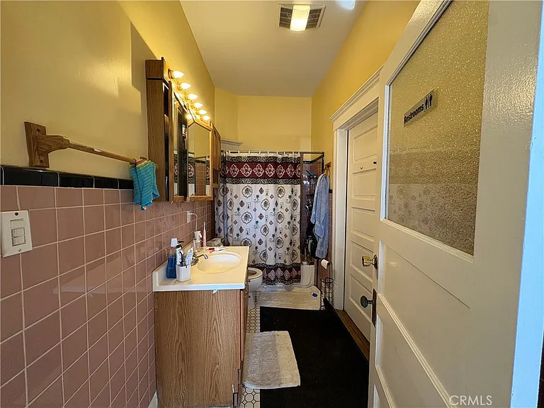 2713 S La Salle Ave — Photo 10
