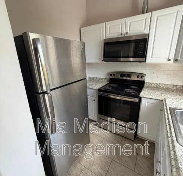 305 W 39th St — Photo 8